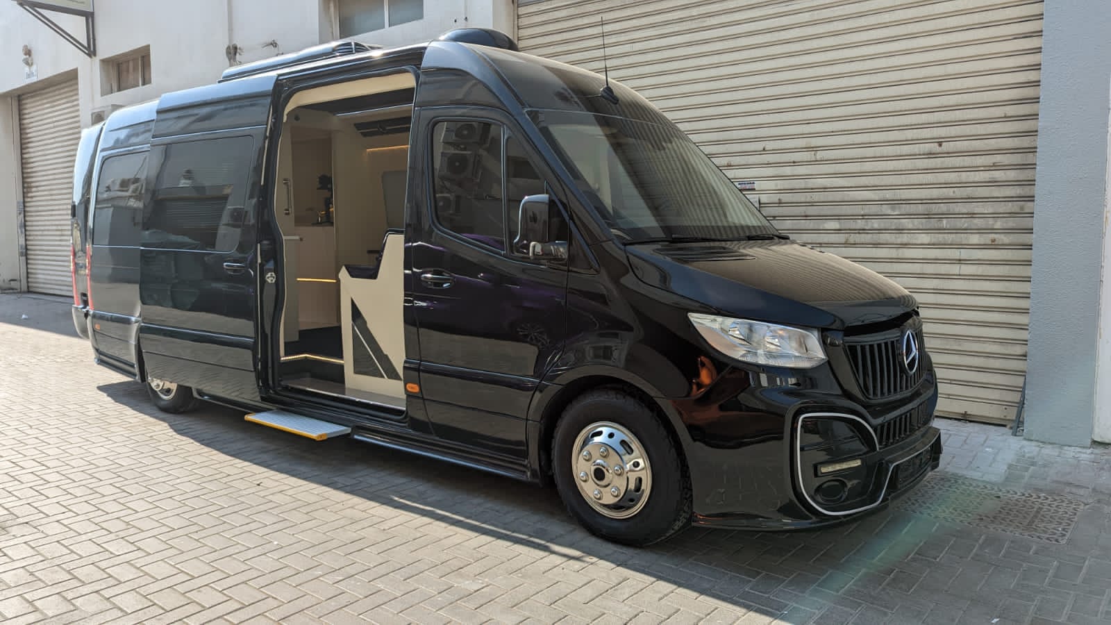 Mercedes-Benz VIP BR6 Sprinter مصفحة مع الباب الجانبي الأيمن مفتوح