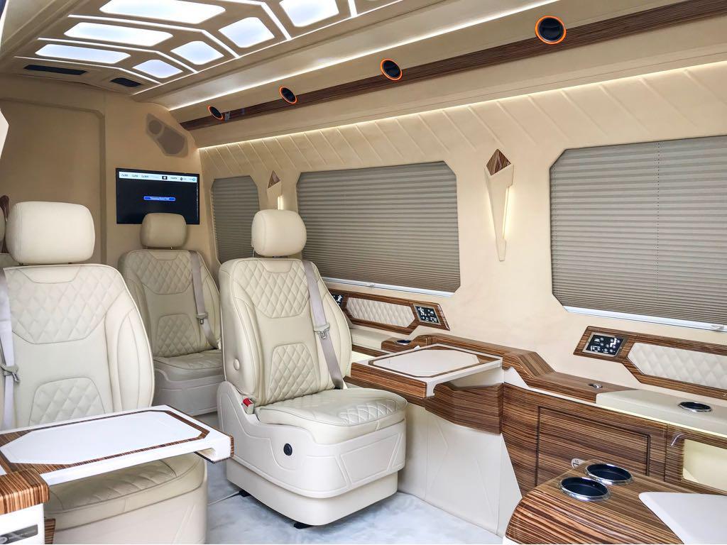 Vue latérale des sièges à l’intérieur du Mercedes-Benz VIP BR6 Sprinter de SchutzCarr