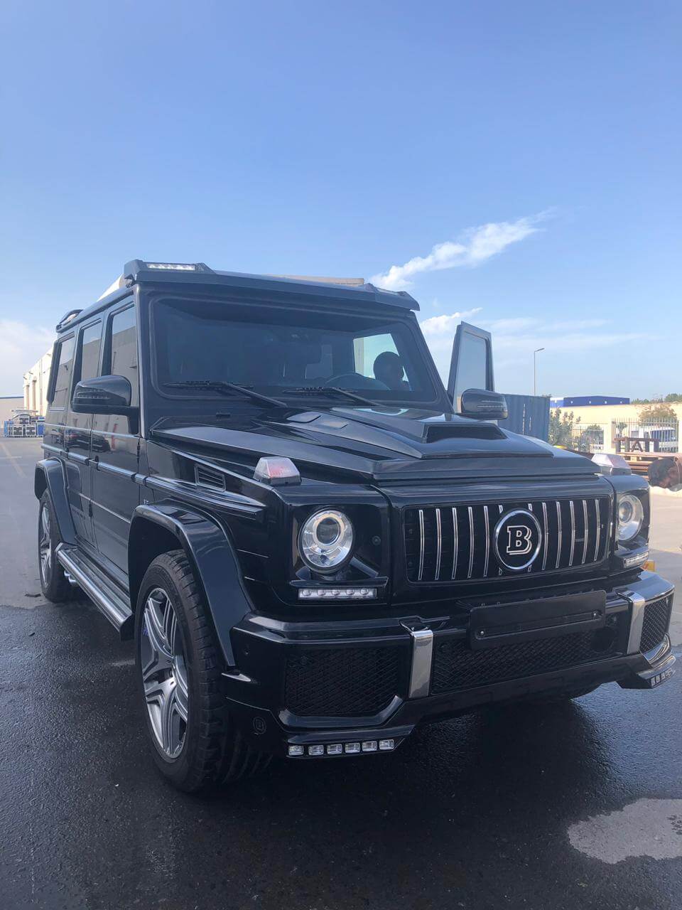 Mercedes-Benz G63 Brabus Black blindé - vue avant, poste conducteur, porte ouverte