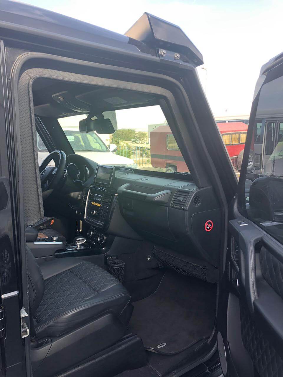 Mercedes-Benz G63 Brabus Black blindé - vue avant, sièges passagers