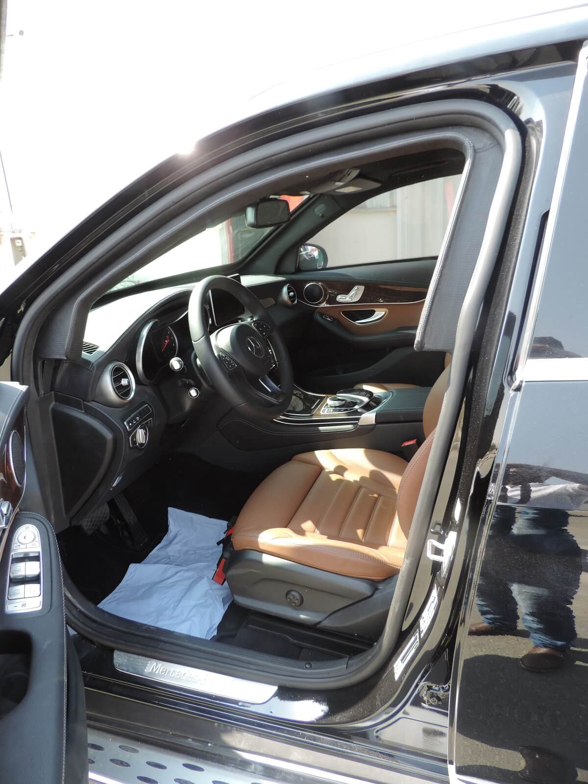 Mercedes - Benz GLC 250 White blindé - poste conducteur, porte ouverte