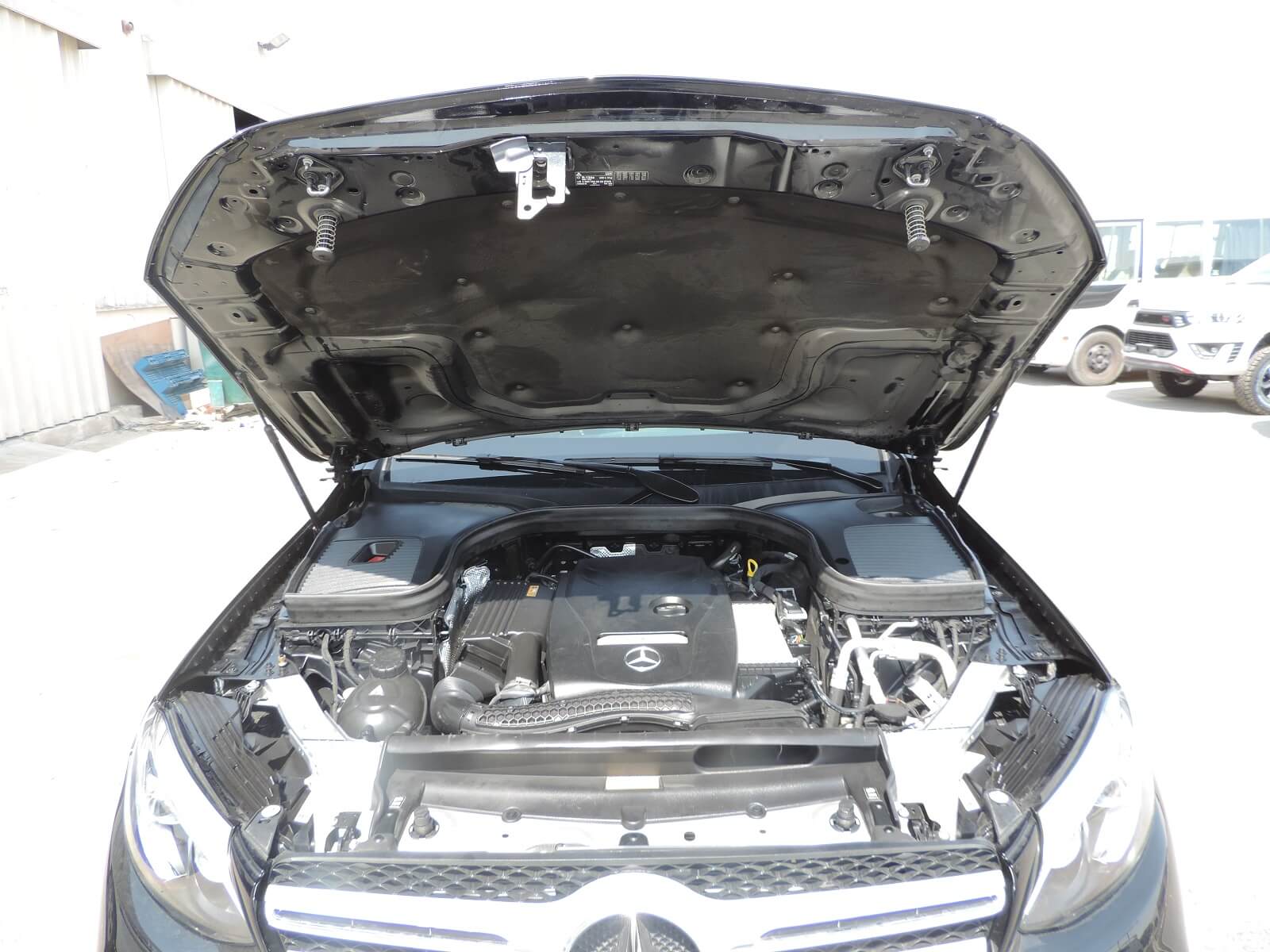 Mercedes - Benz GLC 250 White blindé - compartiment moteur
