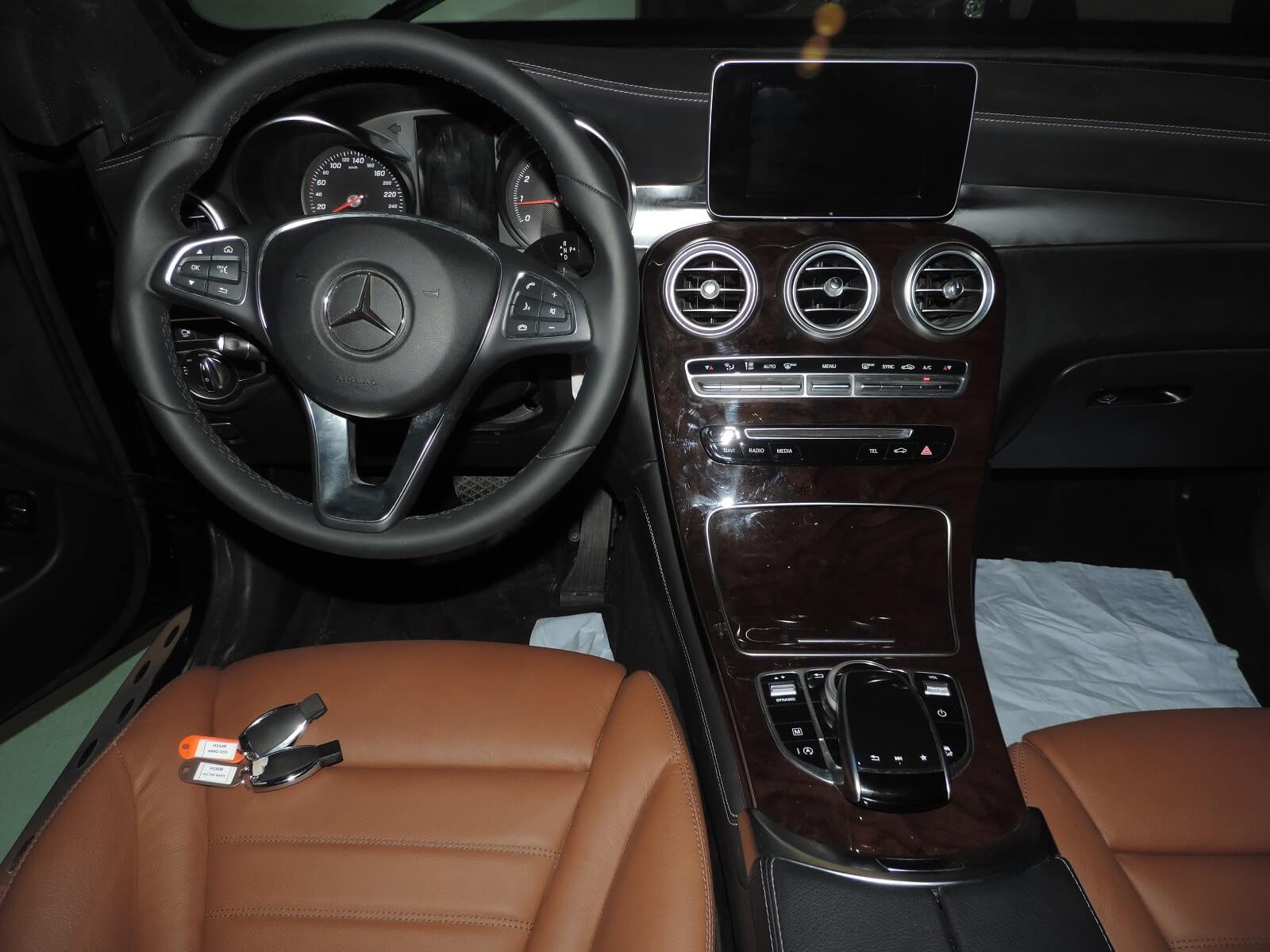 Mercedes - Benz GLC 250 White blindé - intérieur 13