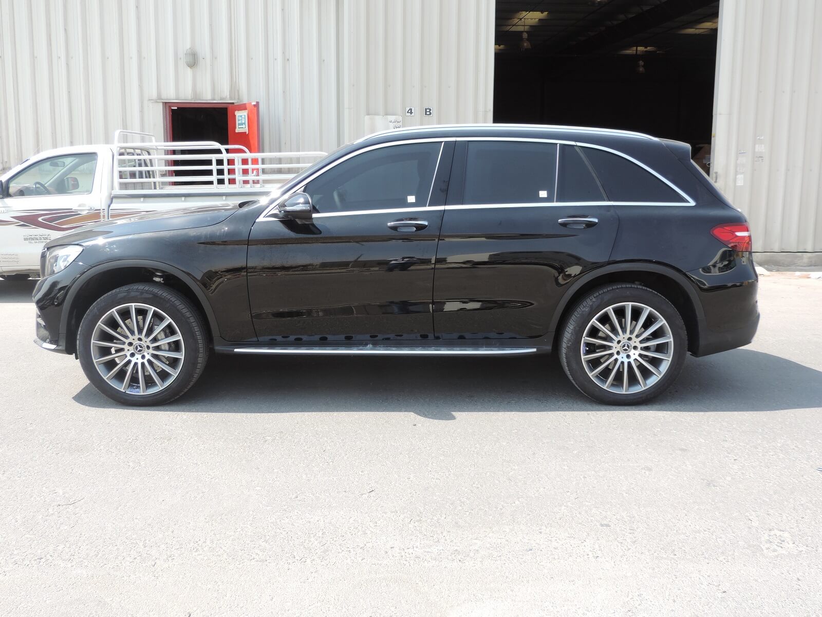 Mercedes-Benz GLC 250 سوداء مصفحة من الجانب الأيسر