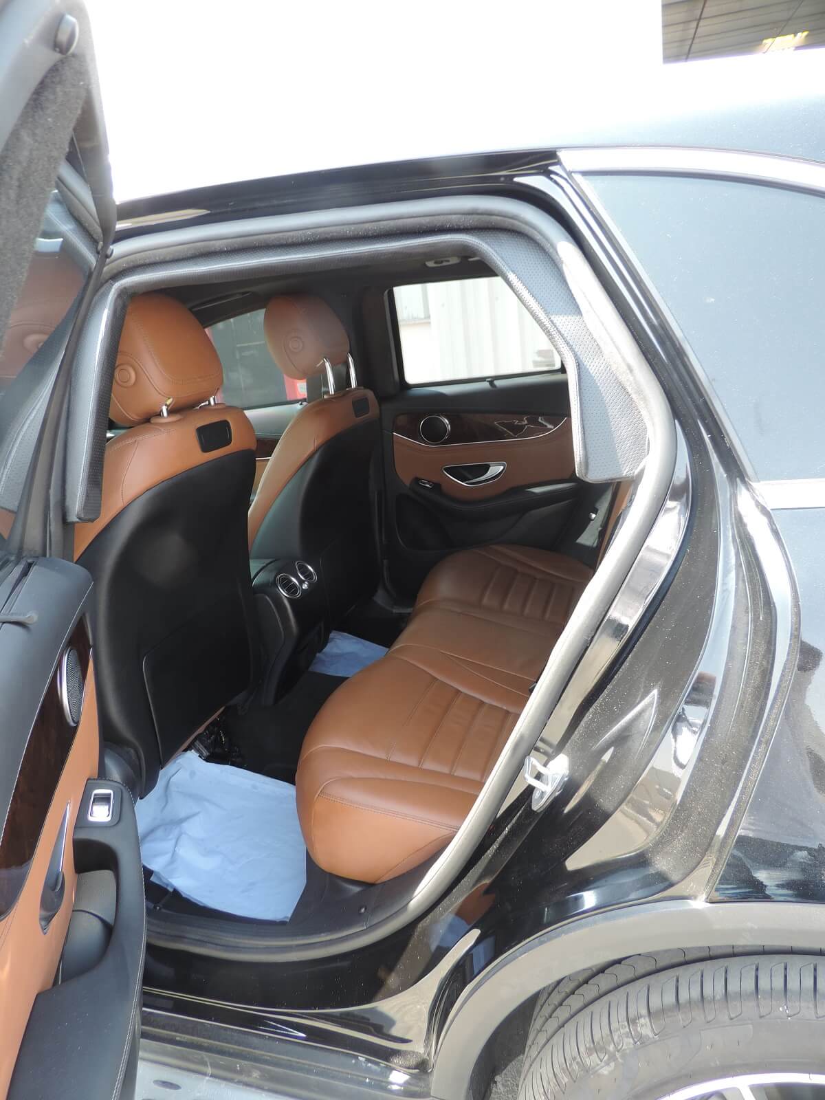 Mercedes-Benz GLC 250 سوداء مصفحة مع مقاعد جلدية خلفية