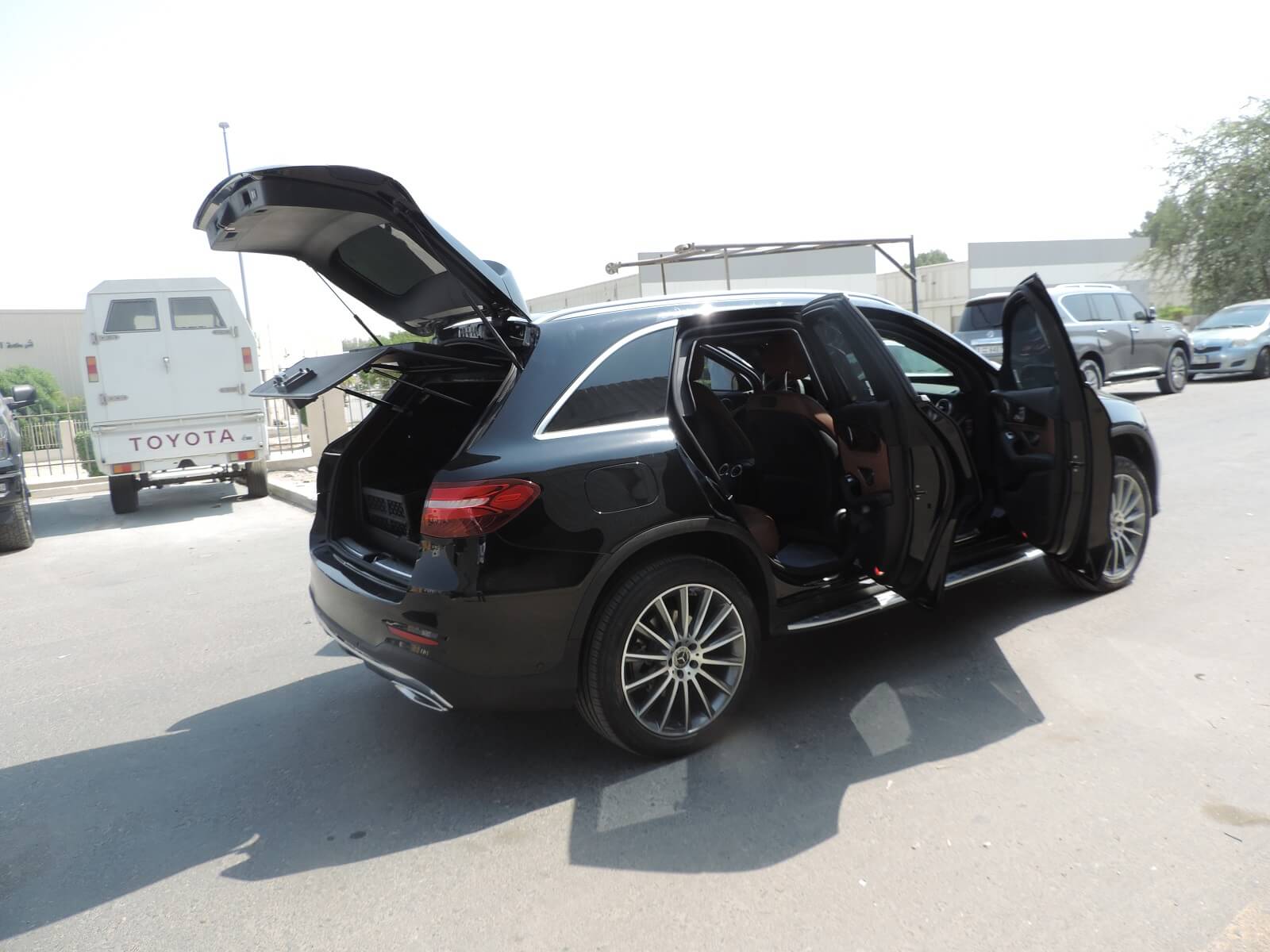 Mercedes-Benz GLC 250 سوداء مصفحة مع الأبواب والصندوق مفتوحة