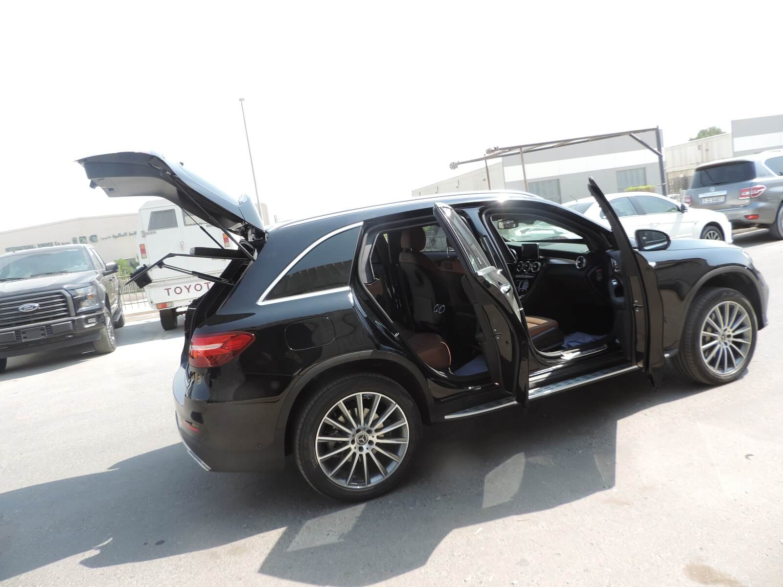 Mercedes-Benz GLC 250 سوداء مصفحة مع أبواب الركاب مفتوحة