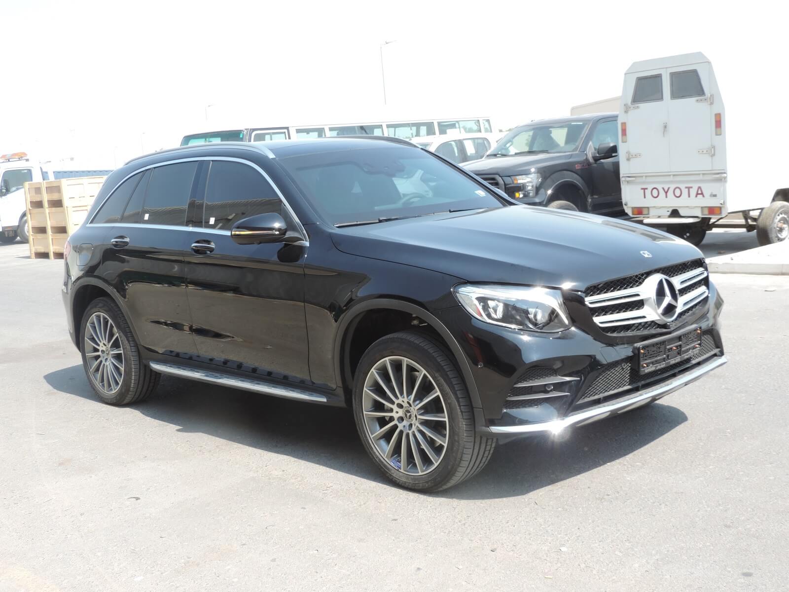 Mercedes-Benz GLC 250 سوداء مصفحة من الجانب الأيمن