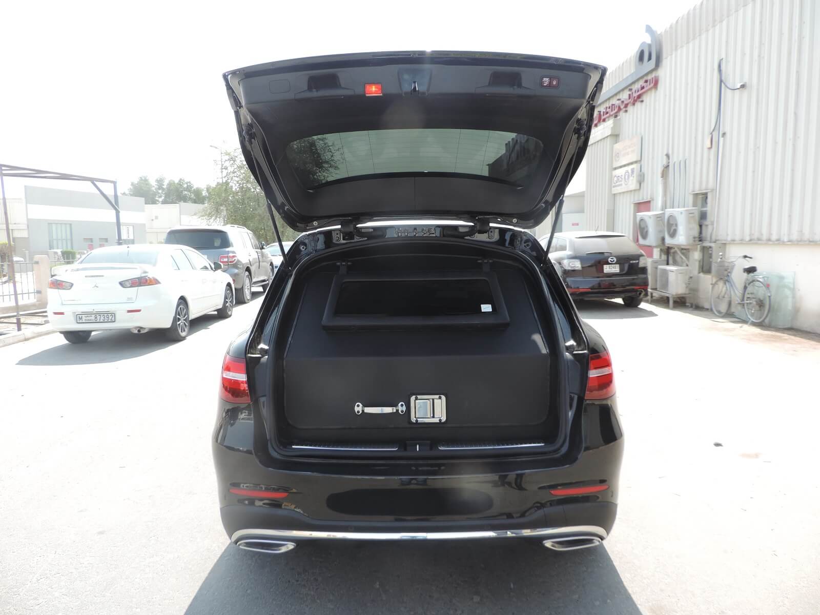 Mercedes-Benz GLC 250 سوداء مصفحة مع تدريع الصندوق الخلفي