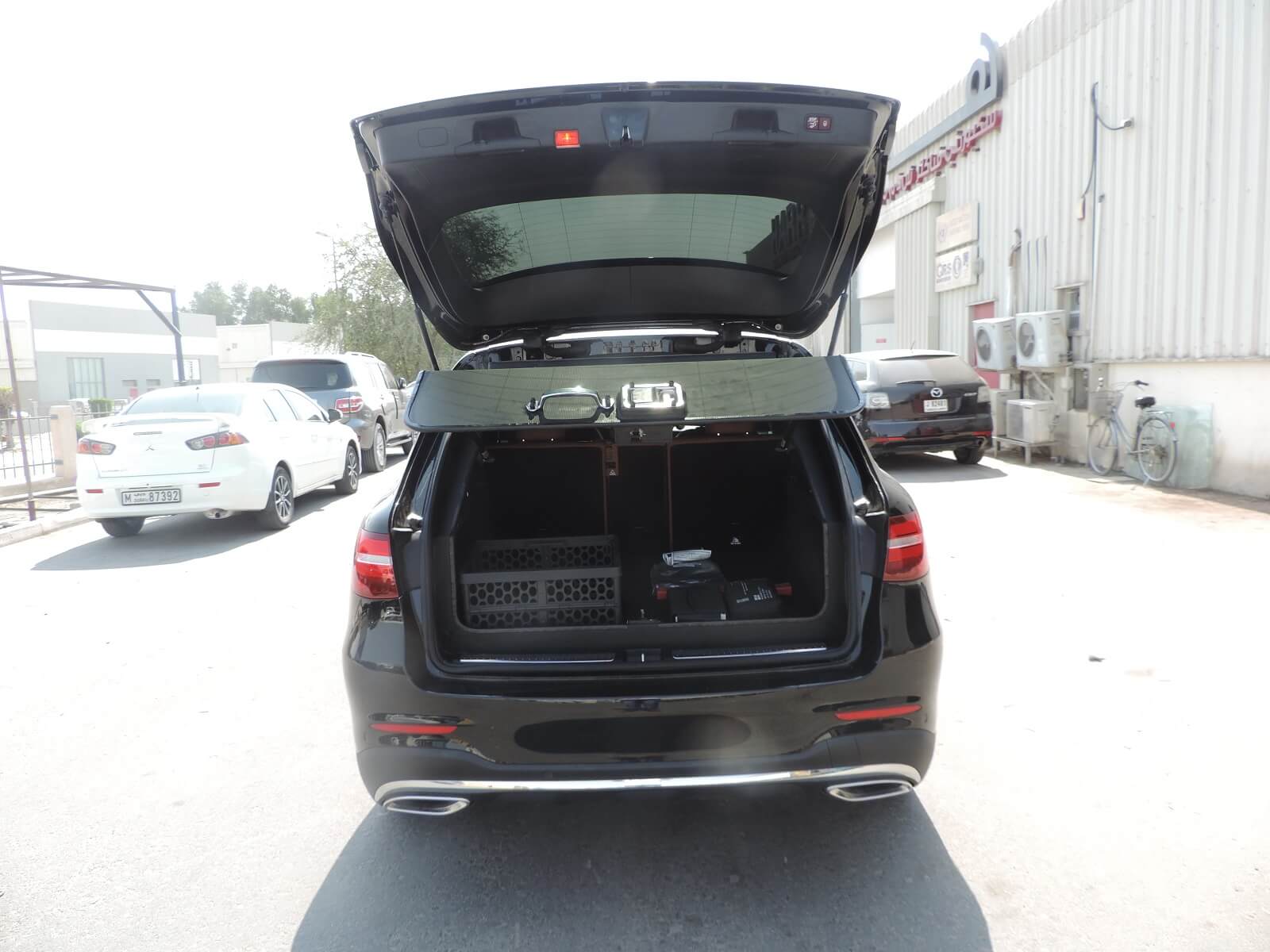 Mercedes-Benz GLC 250 سوداء مصفحة مع الصندوق الخلفي مفتوح