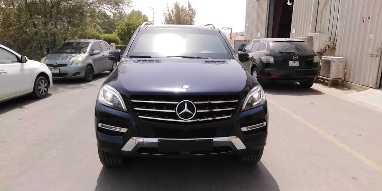Mercedes-Benz ML 400 زرقاء مصفحة بمنظر أمامي
