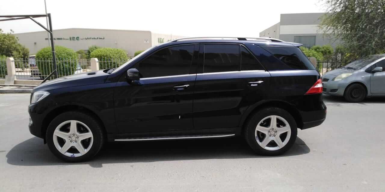 Mercedes-Benz ML 400 زرقاء مصفحة من الجانب الأيسر