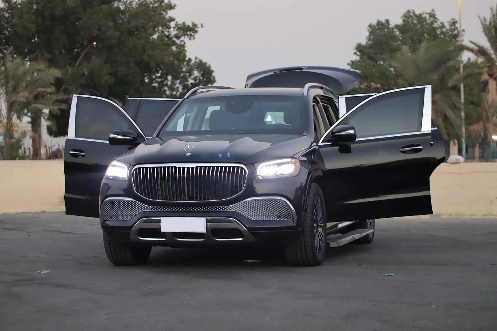 Mercedes Maybach GLS 600 blindé - vue avant, porte ouverte, éclairage extérieur