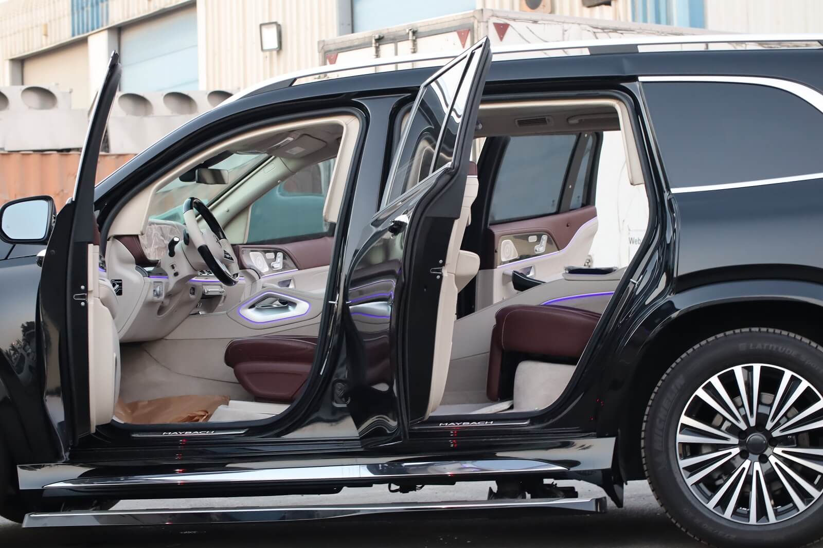 Mercedes Maybach GLS 600 blindé - profil latéral, côté gauche, porte ouverte