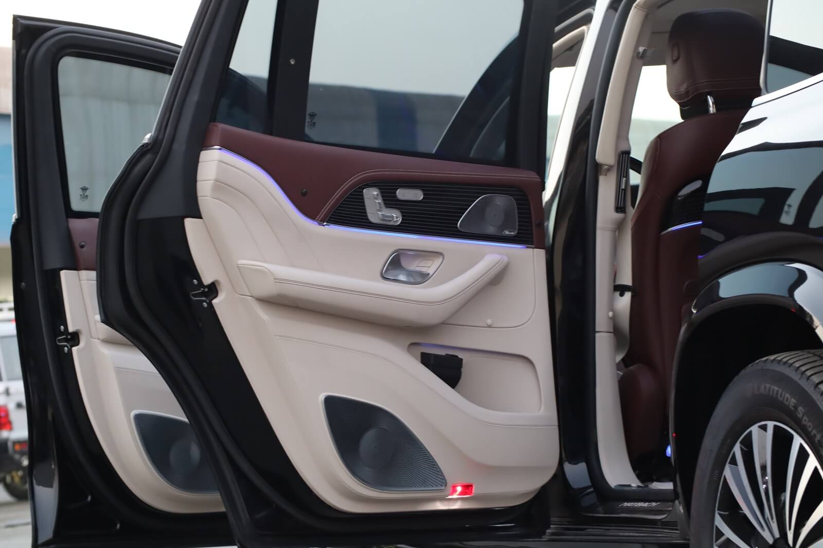 Mercedes Maybach GLS 600 blindé - sièges passagers, porte ouverte