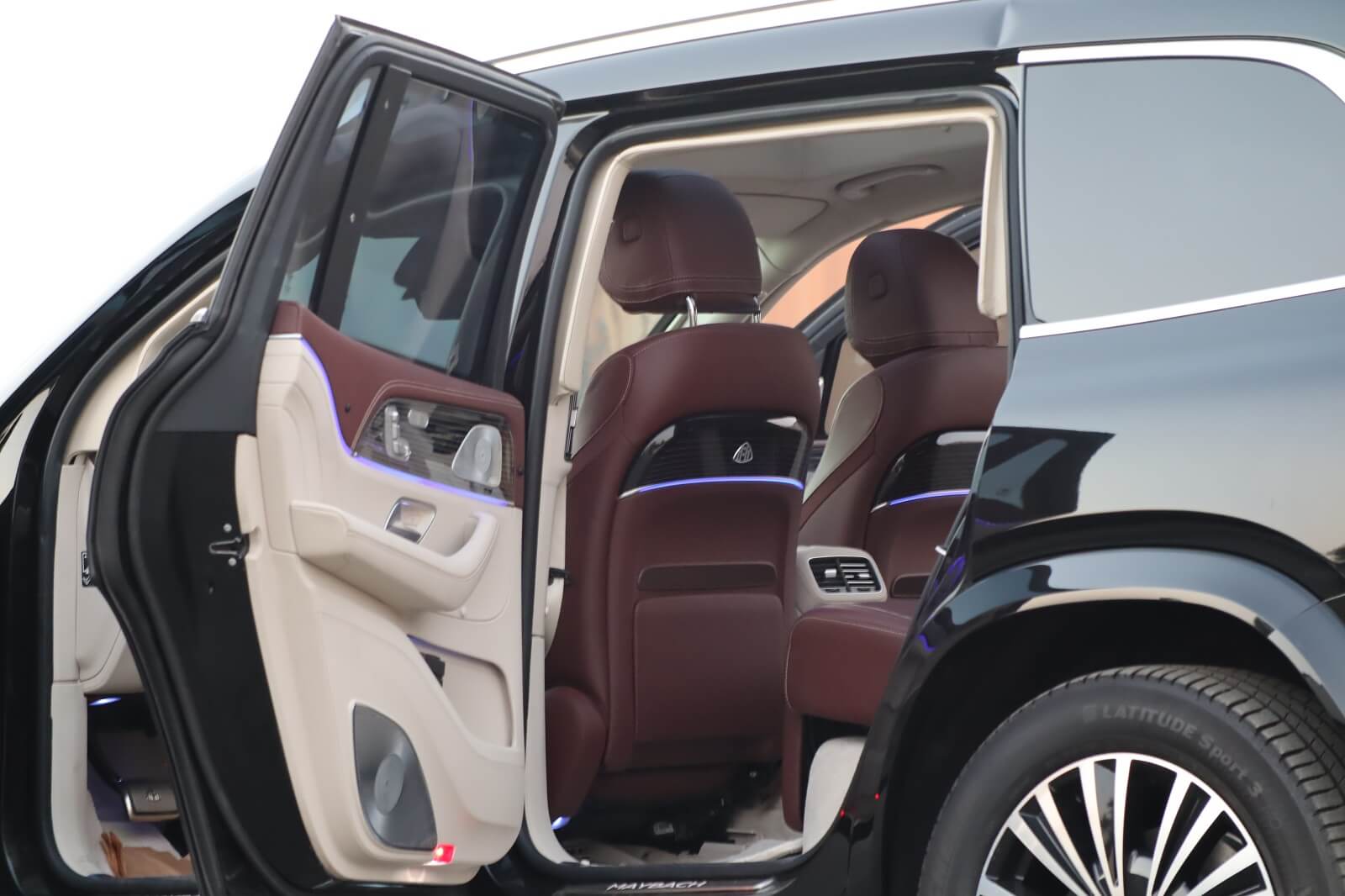 Mercedes Maybach GLS 600 blindé - sièges passagers, porte ouverte 7