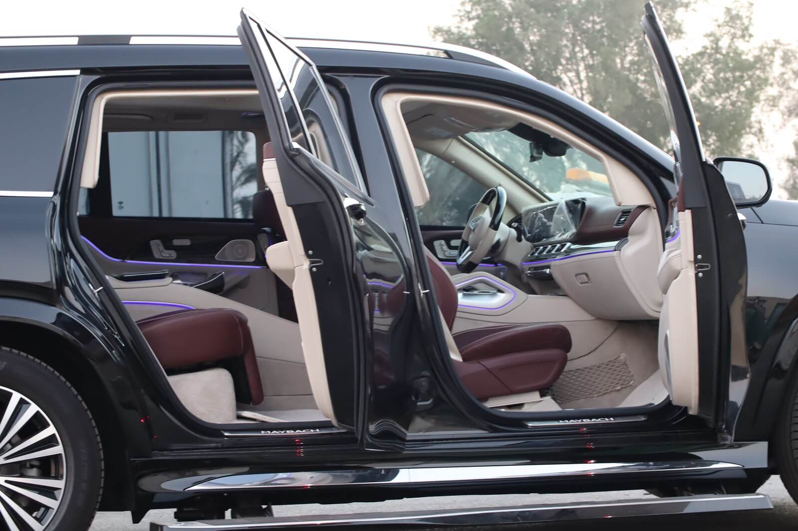 Mercedes Maybach GLS 600 blindé - profil latéral, côté droit, porte ouverte