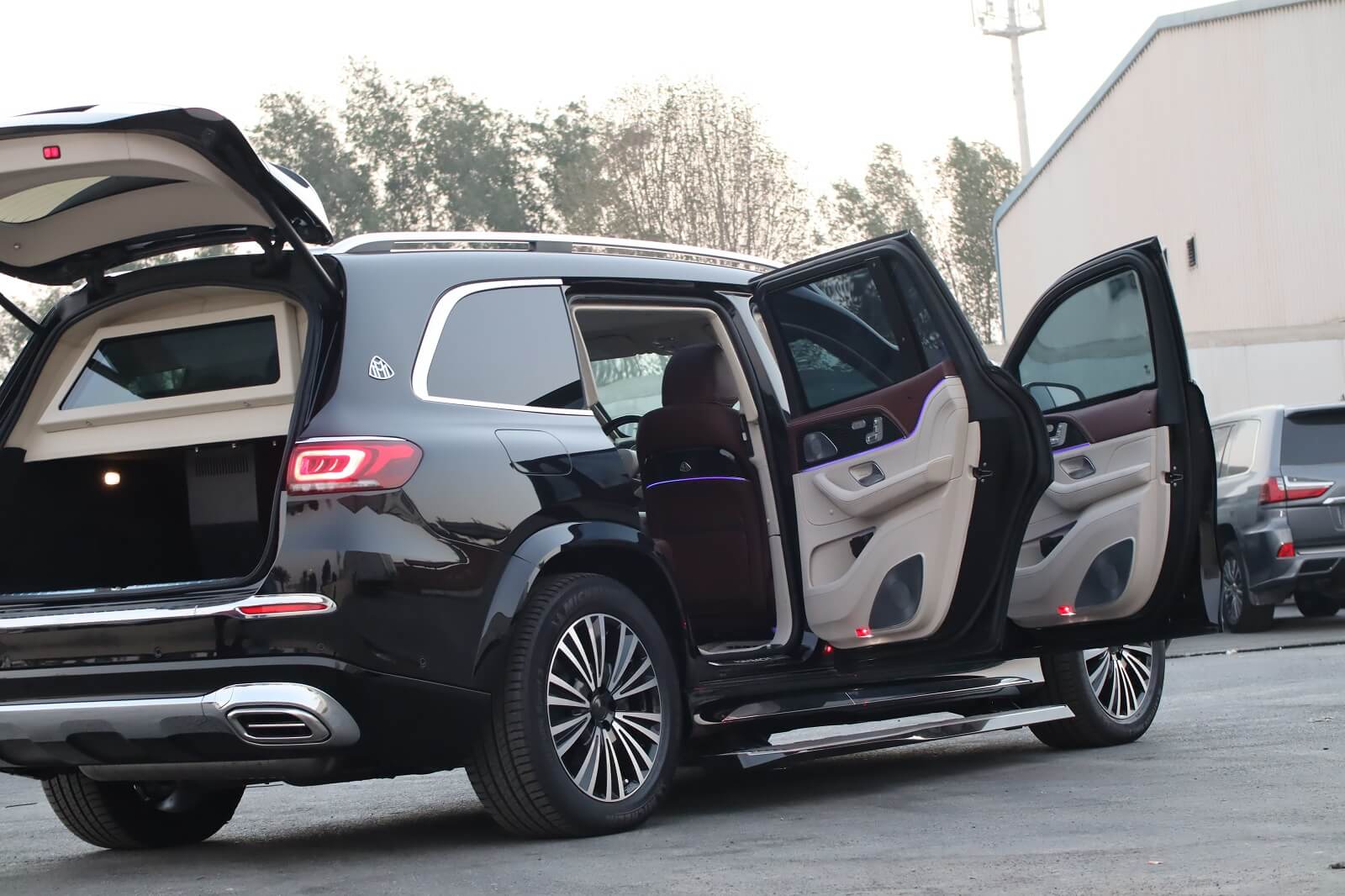 Mercedes Maybach GLS 600 blindé - profil latéral, côté droit, porte ouverte, coffre ou compartiment arrière