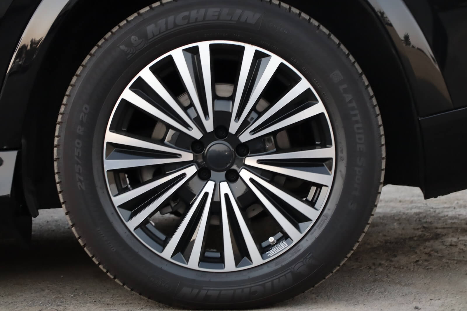 Mercedes Maybach GLS 600 armored luxury SUV rim detail
