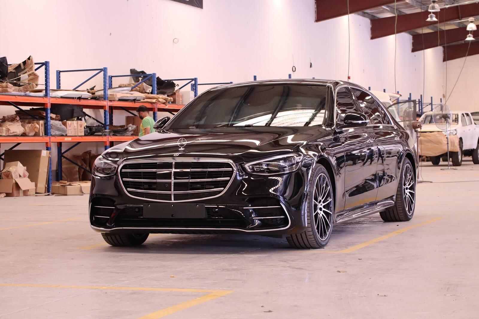 Mercedes-Benz S500 dans la catégorie Luxe Blinde - vue avant, côté gauche