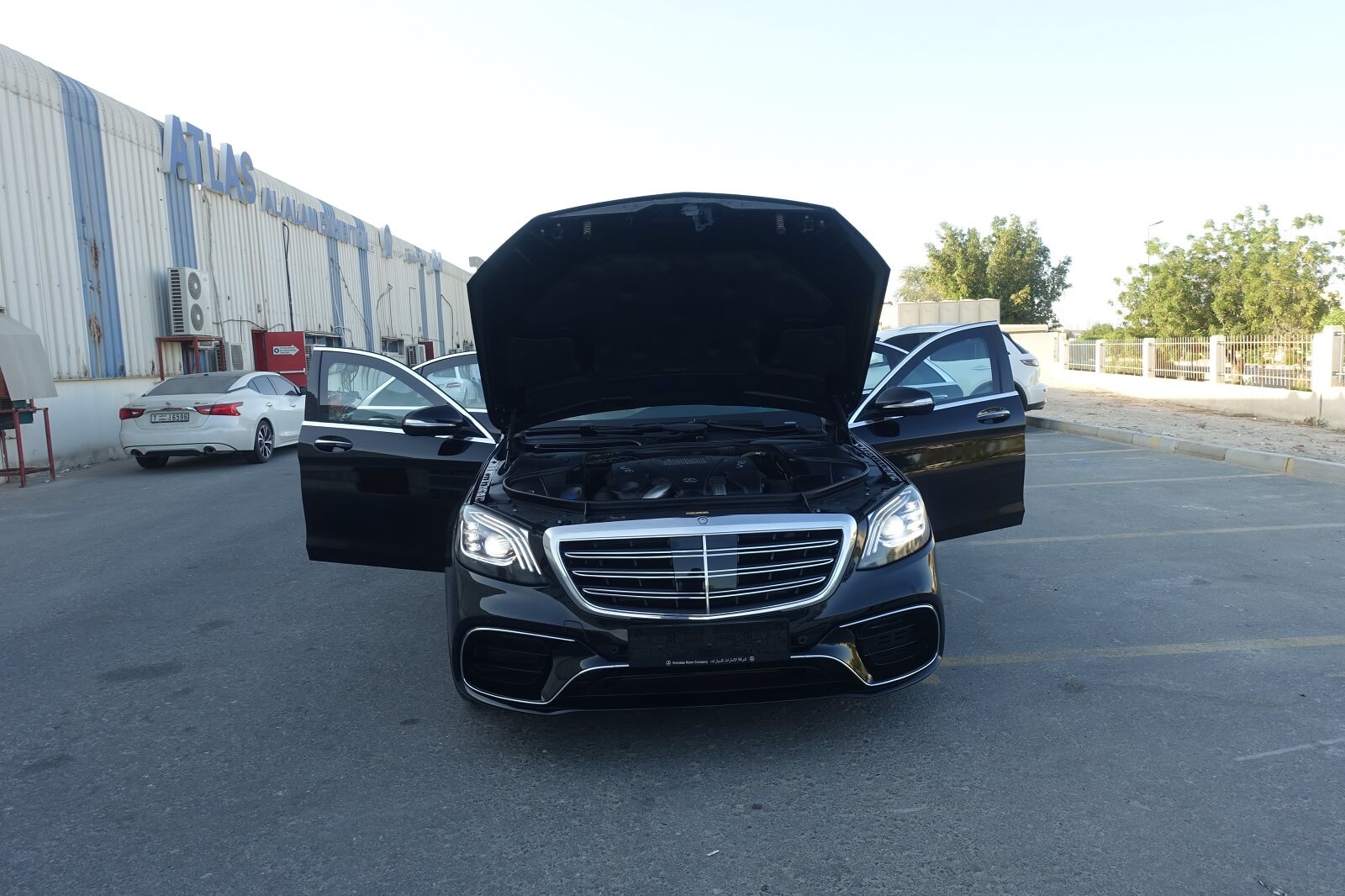 Mercedes-Benz S-Class blindé - vue avant, porte ouverte
