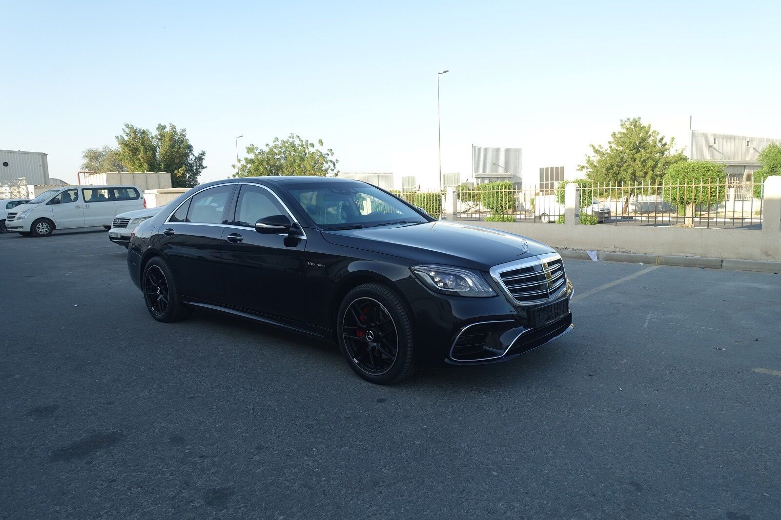 Mercedes-Benz S-Class dans la catégorie Luxe Blinde - vue avant, côté droit