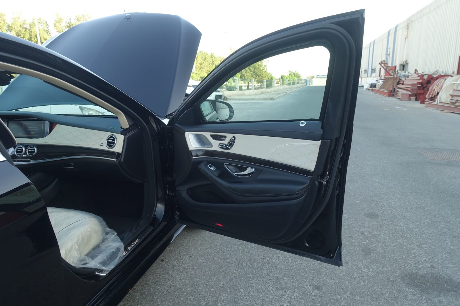 Mercedes-Benz S-Class blindé - profil latéral, côté droit, sièges passagers, porte ouverte