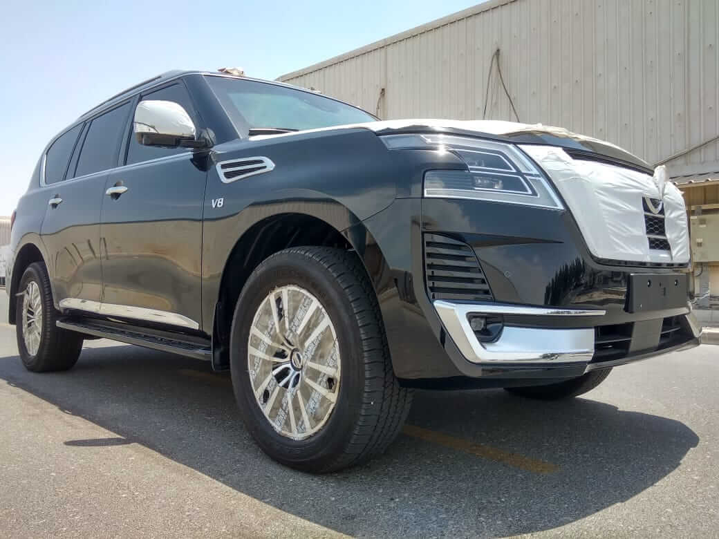 Nissan Patrouille blindé - vue avant, côté gauche, angle trois-quarts, roue et pneumatique