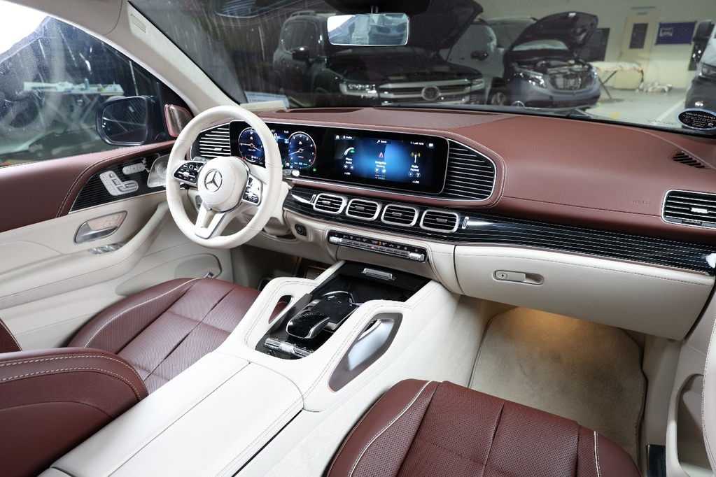 Maybach GLS 600 non-armored cargo and rear cabin detail