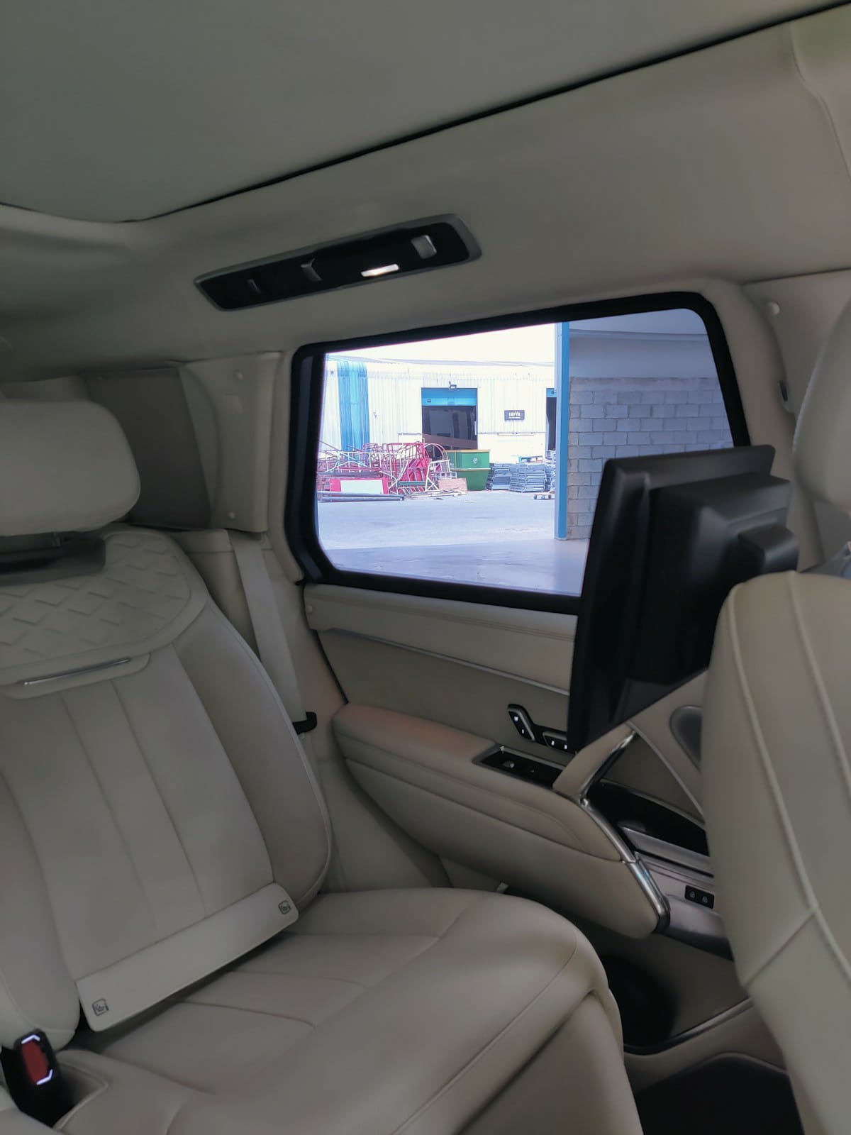 Range Rover SV 4.4L - Black blindé - vue arrière, sièges passagers, vitrage balistique