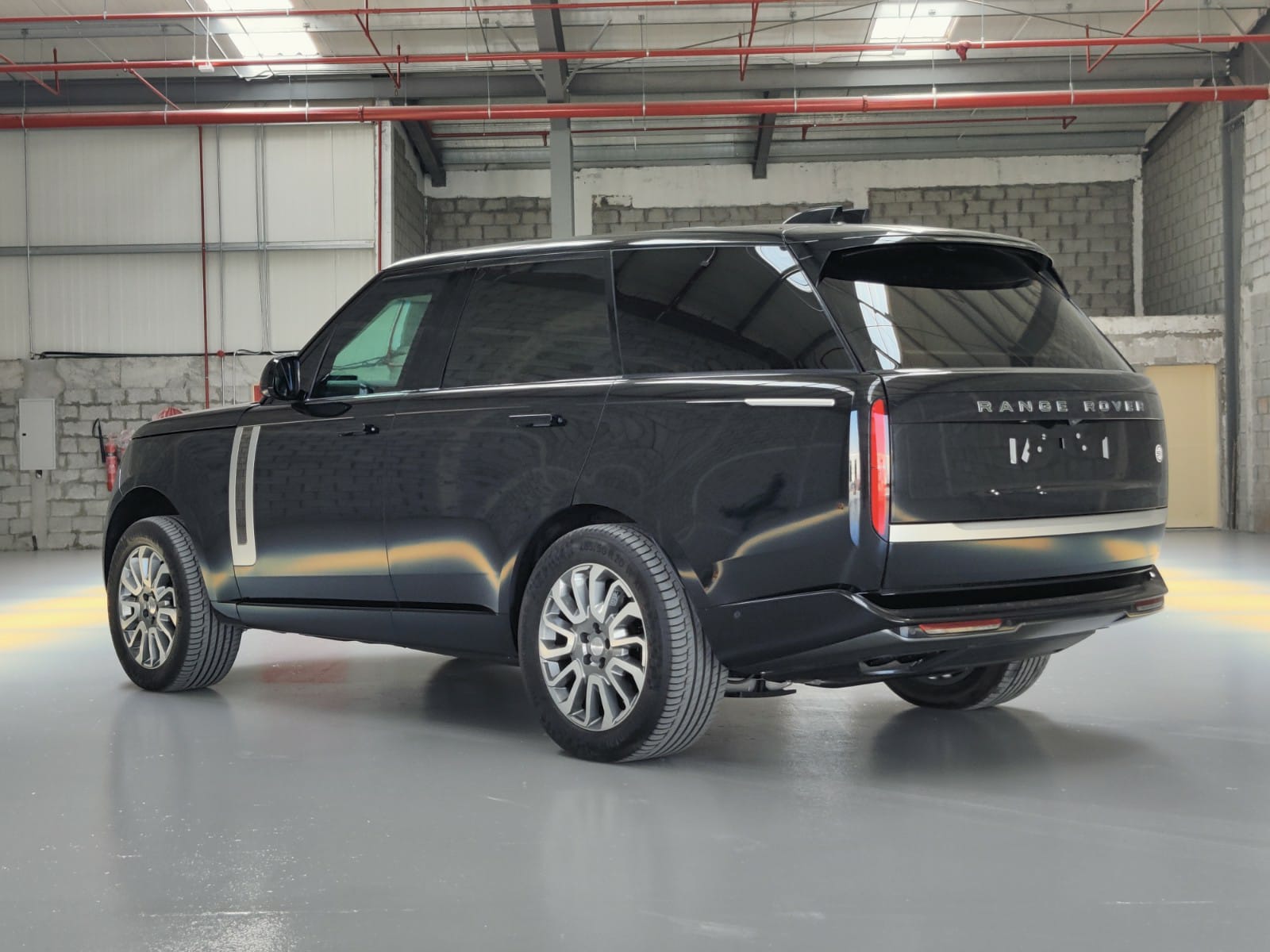 Range Rover SV 4.4L - Black dans la catégorie Luxe Blinde - vue arrière, côté gauche