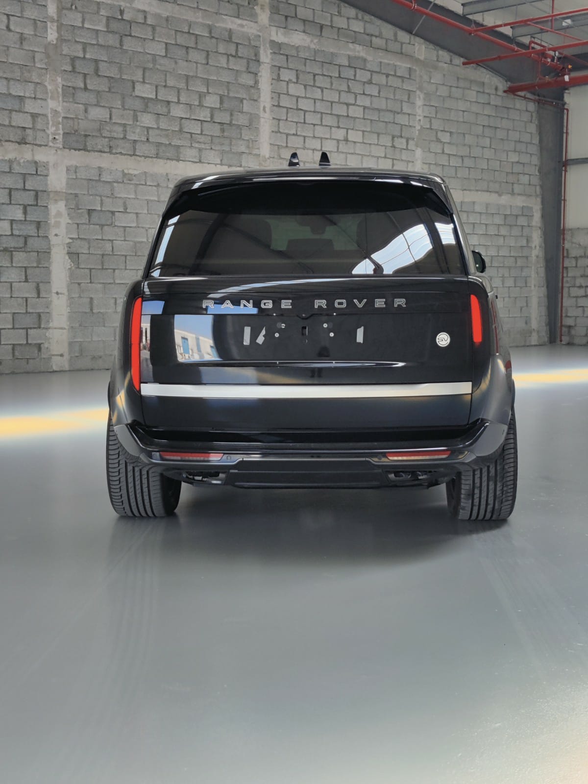 RANGE ROVER SV 4.4 L- BLACK - back view lights on