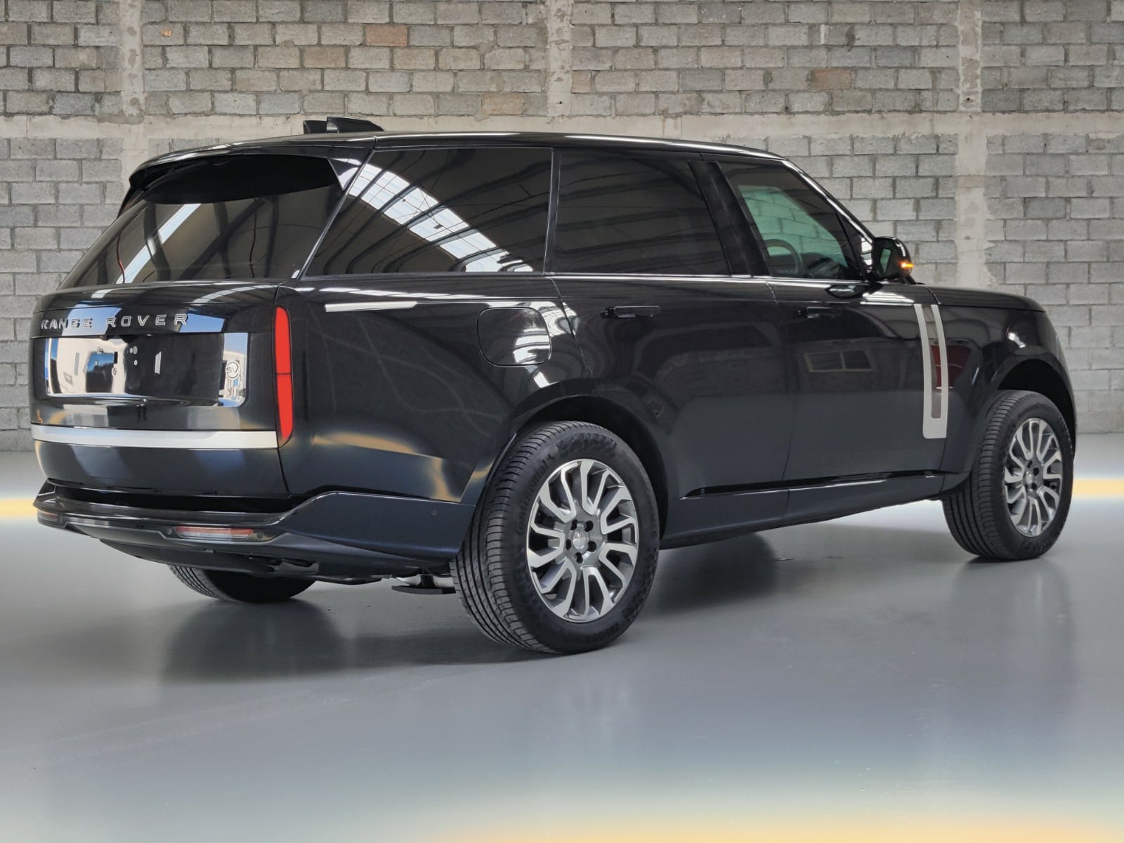RANGE ROVER SV 4.4 L- BLACK - back view right angle 2