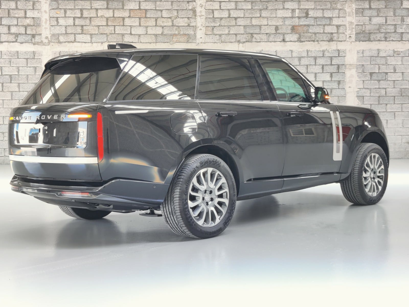 RANGE ROVER SV 4.4 L- BLACK - back view right angle