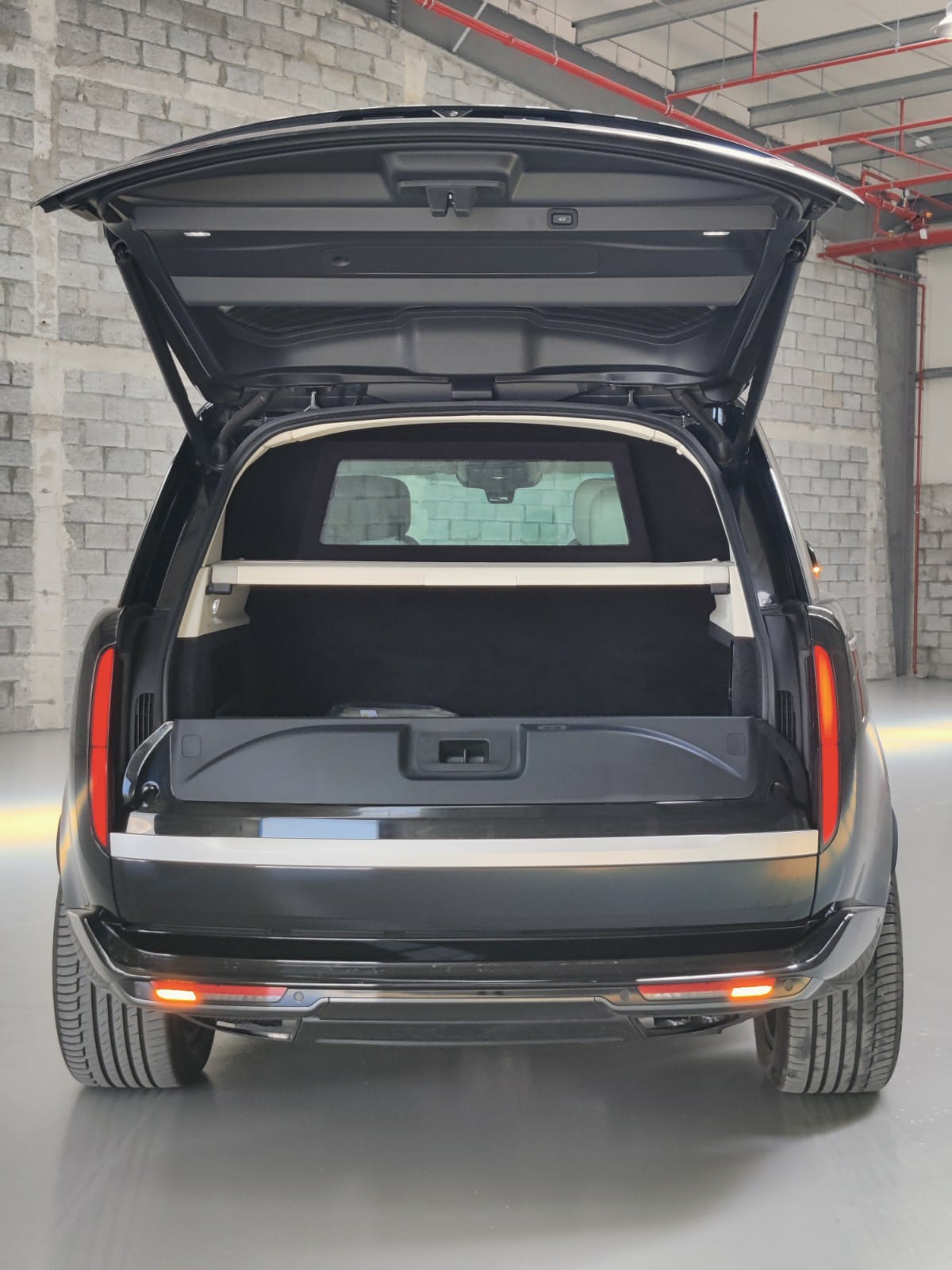 RANGE ROVER SV 4.4 L- BLACK - back view trunk open