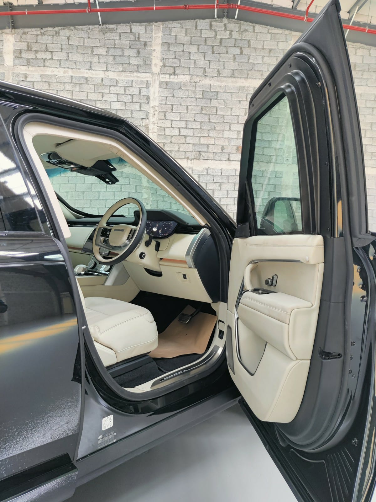 RANGE ROVER SV 4.4 L- BLACK - driver door open cockpit view