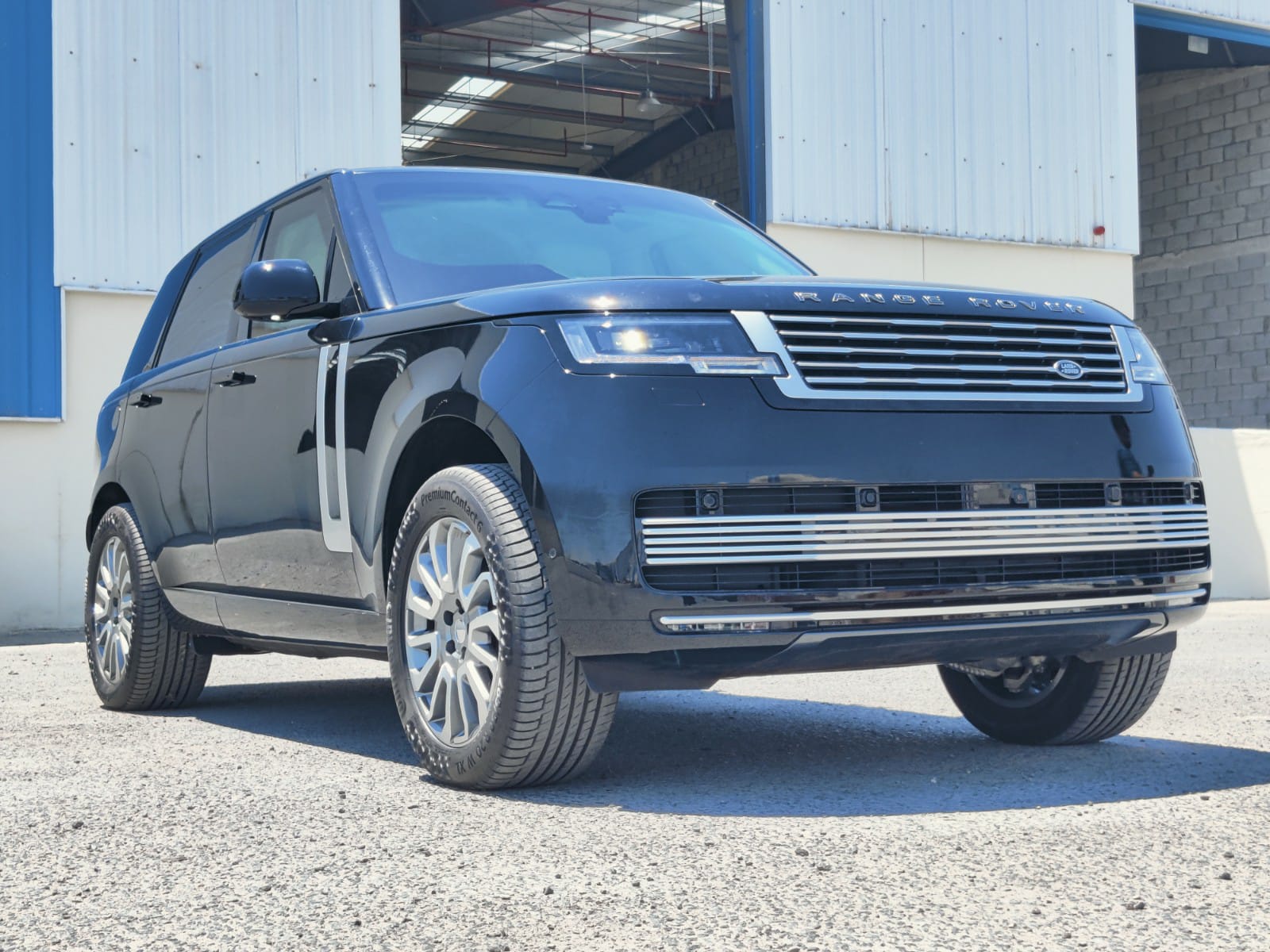 RANGE ROVER SV 4.4 L- BLACK - front view outside