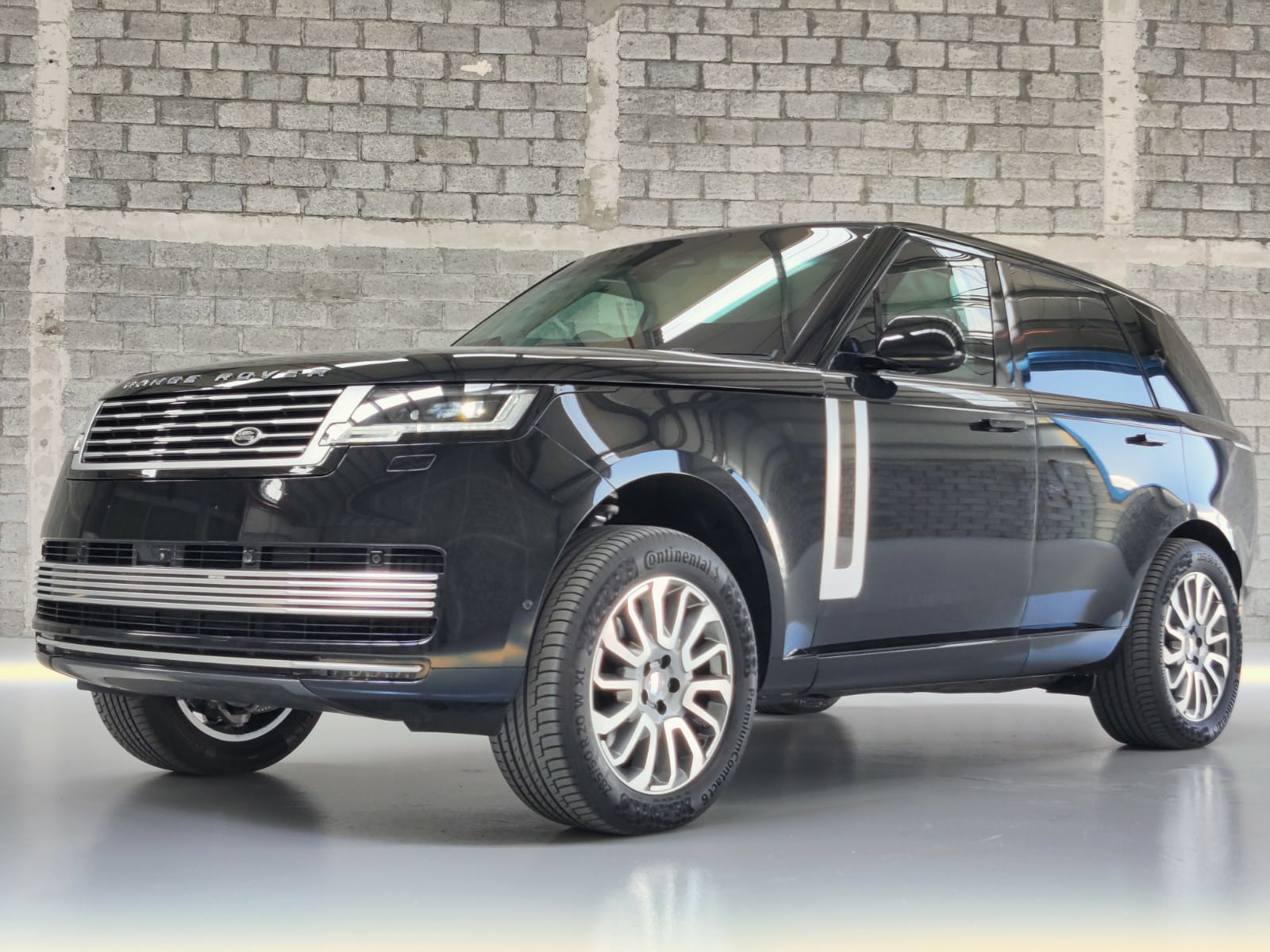 Range Rover SV 4.4L - Black ضمن فئة سيارات فخمة - منظر أمامي، الجانب الأيمن