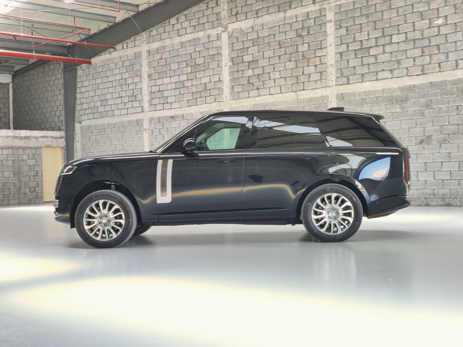 RANGE ROVER SV 4.4 L- BLACK - full left side