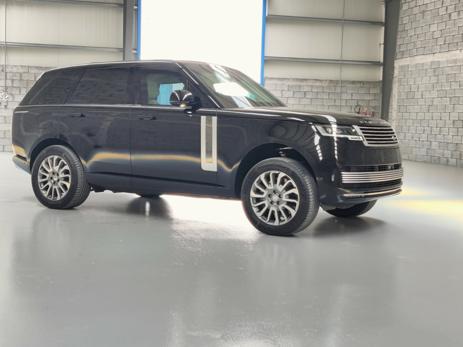 RANGE ROVER SV 4.4 L- BLACK - full right side view 2