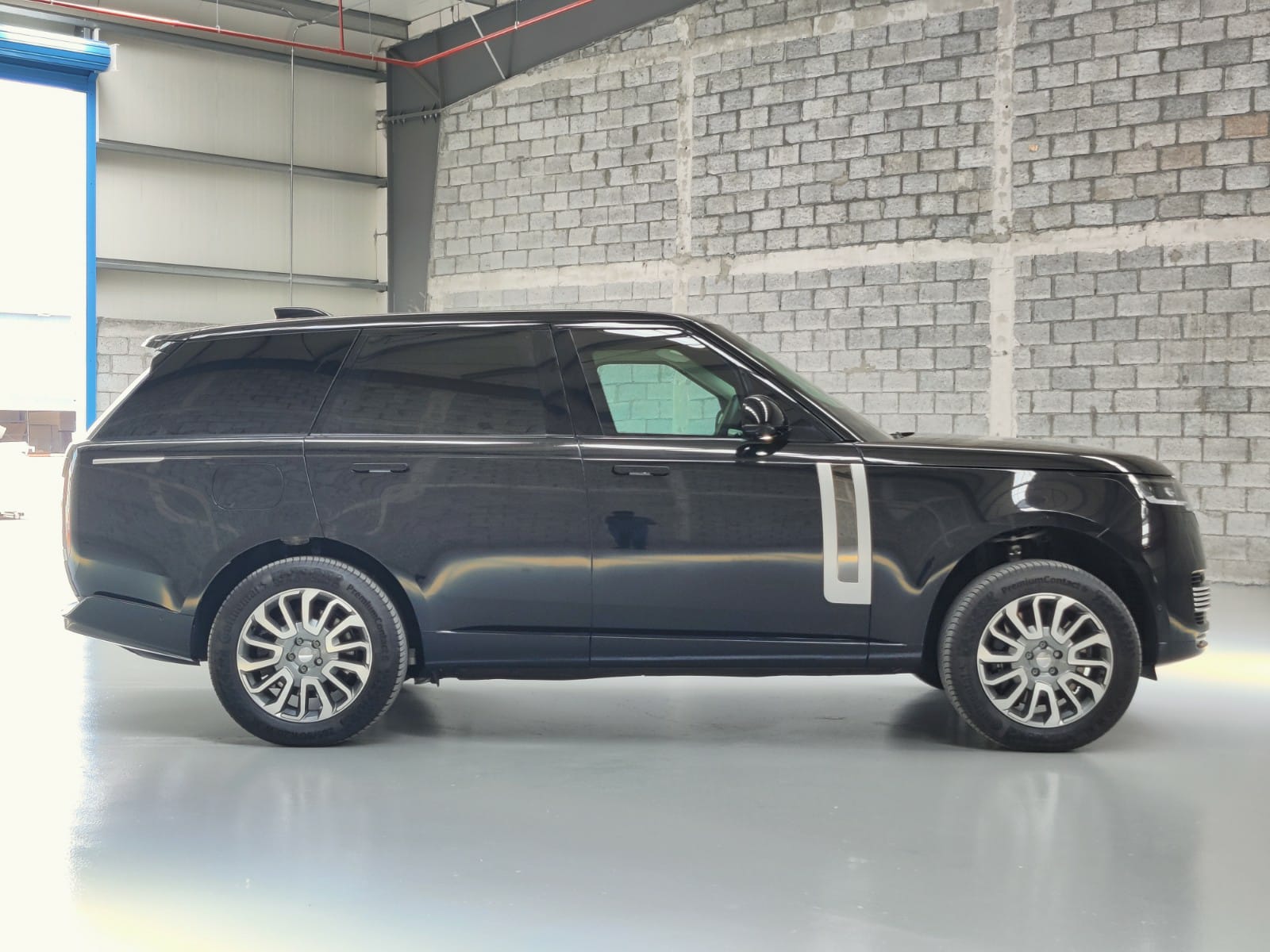 RANGE ROVER SV 4.4 L- BLACK - full right side view