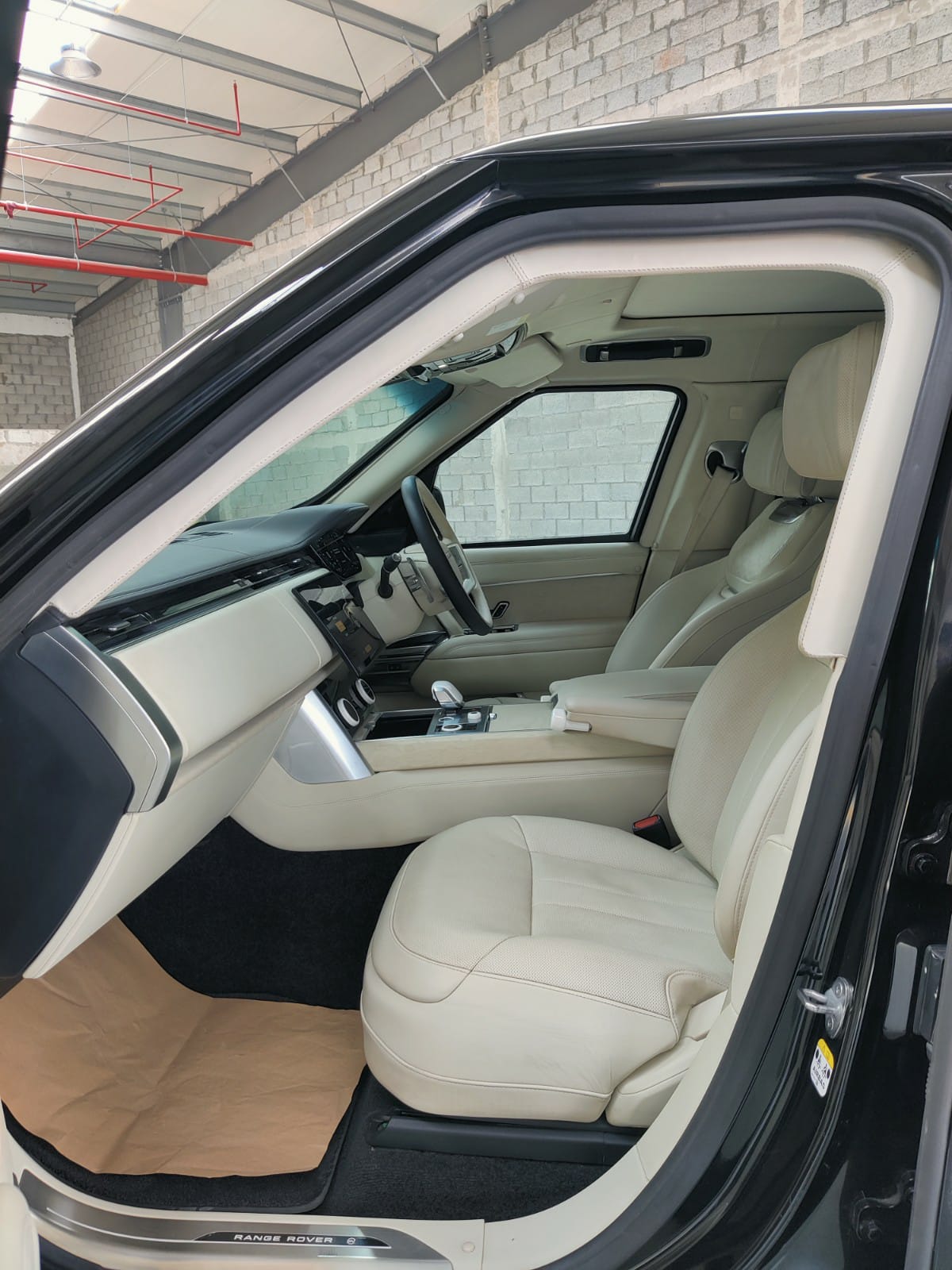 RANGE ROVER SV 4.4 L- BLACK - interior view 2