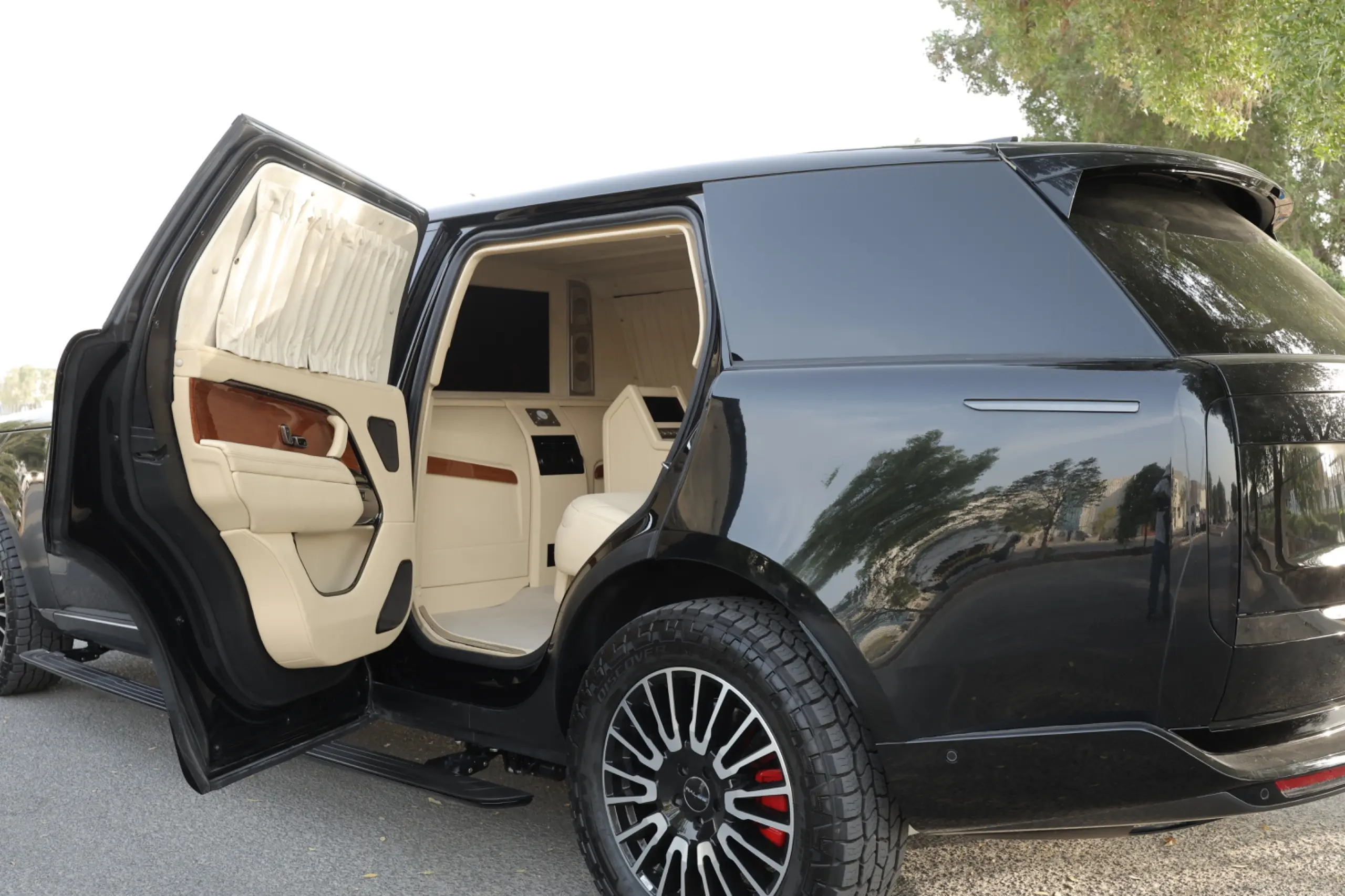 Range Rover 2024 Extended blindé - vue arrière, porte ouverte