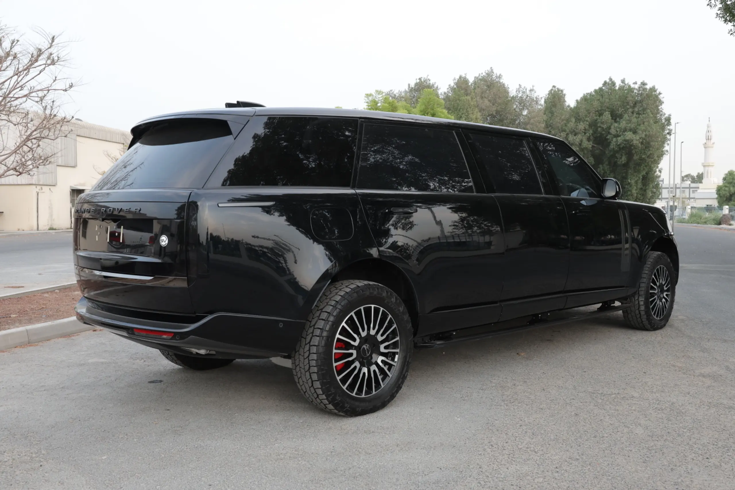 Range Rover 2024 Extended blindé - vue arrière, côté droit