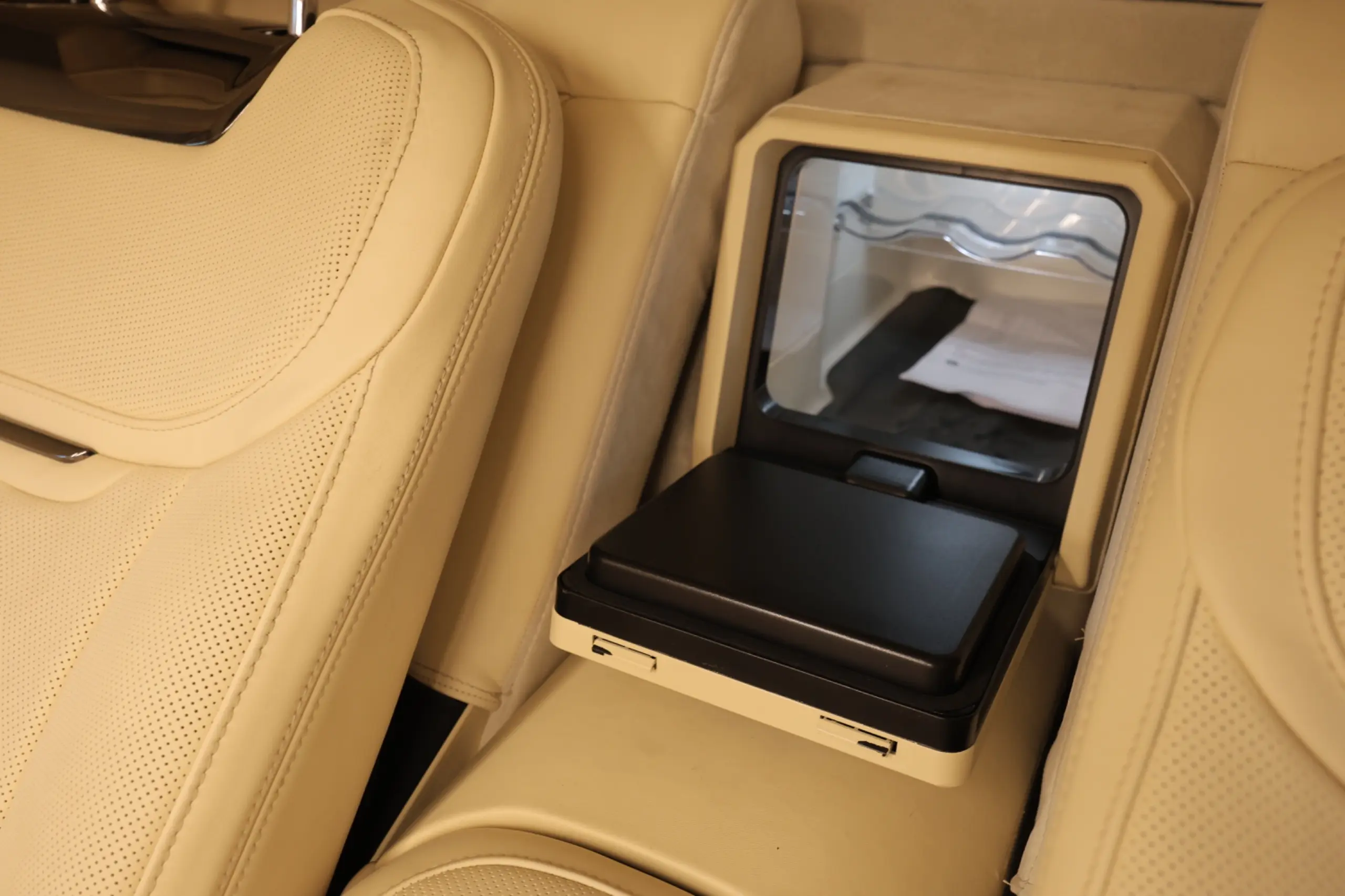 Range Rover 2024 Extended blindé - porte ouverte