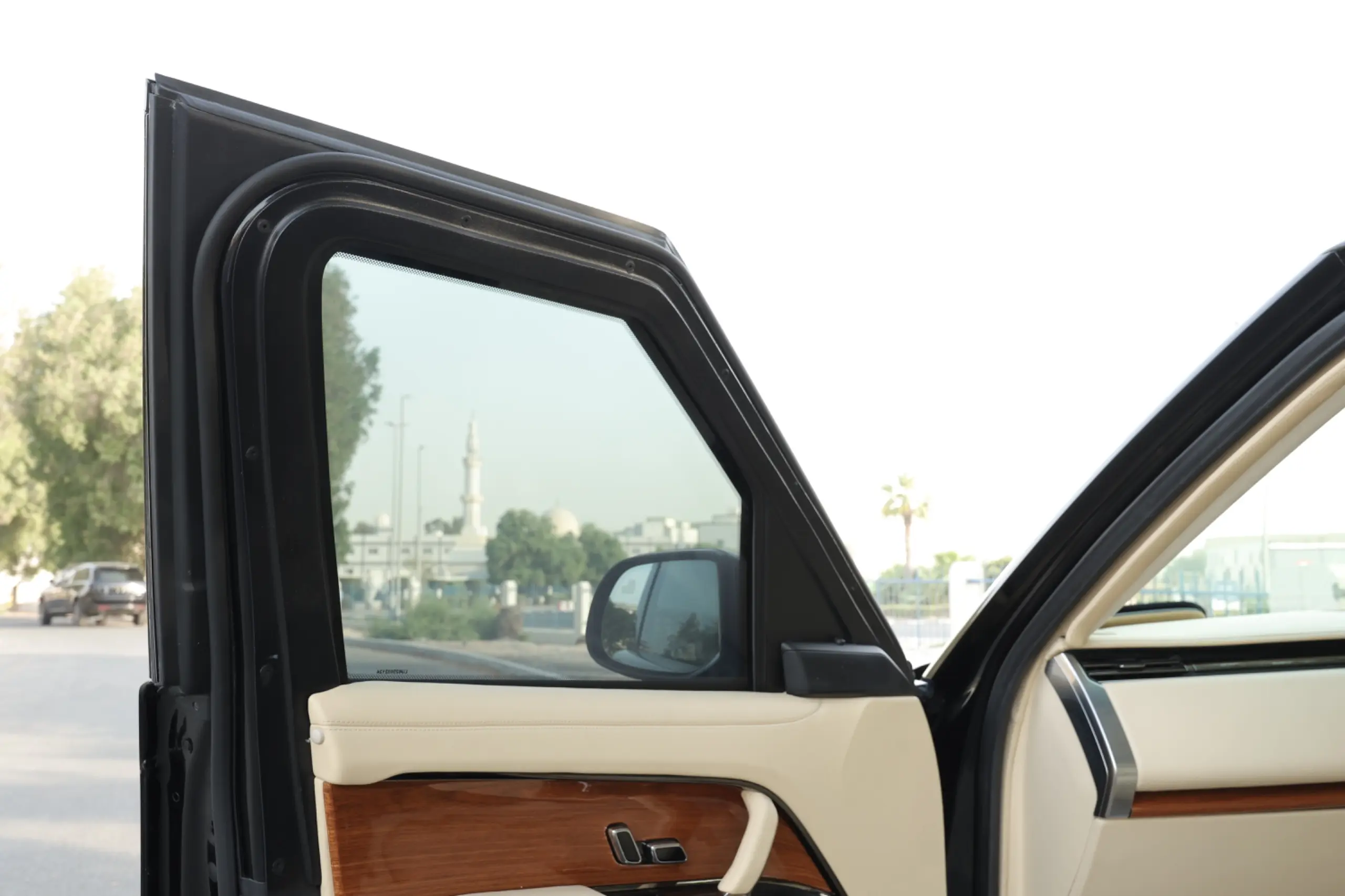 Range Rover 2024 Extended blindé - porte ouverte, détail du blindage
