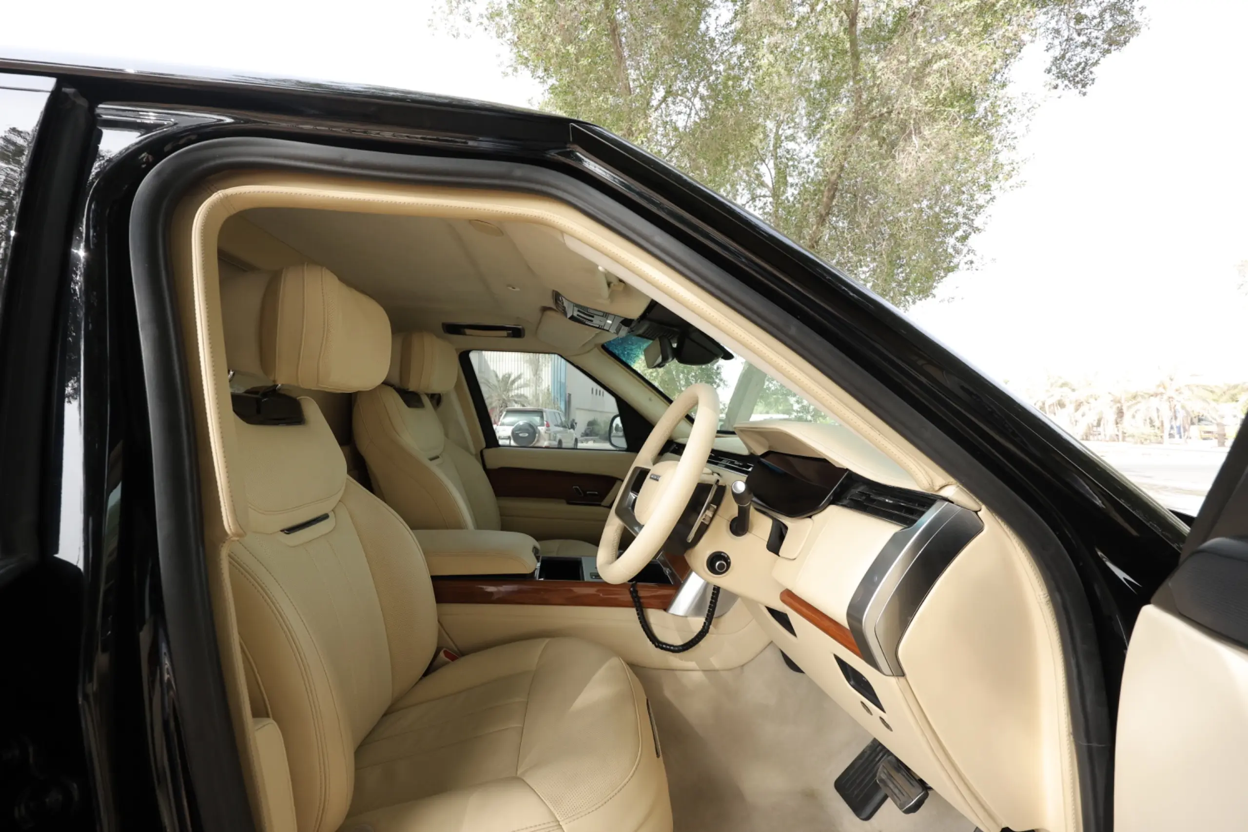 Range Rover 2024 Extended blindé - poste conducteur, porte ouverte