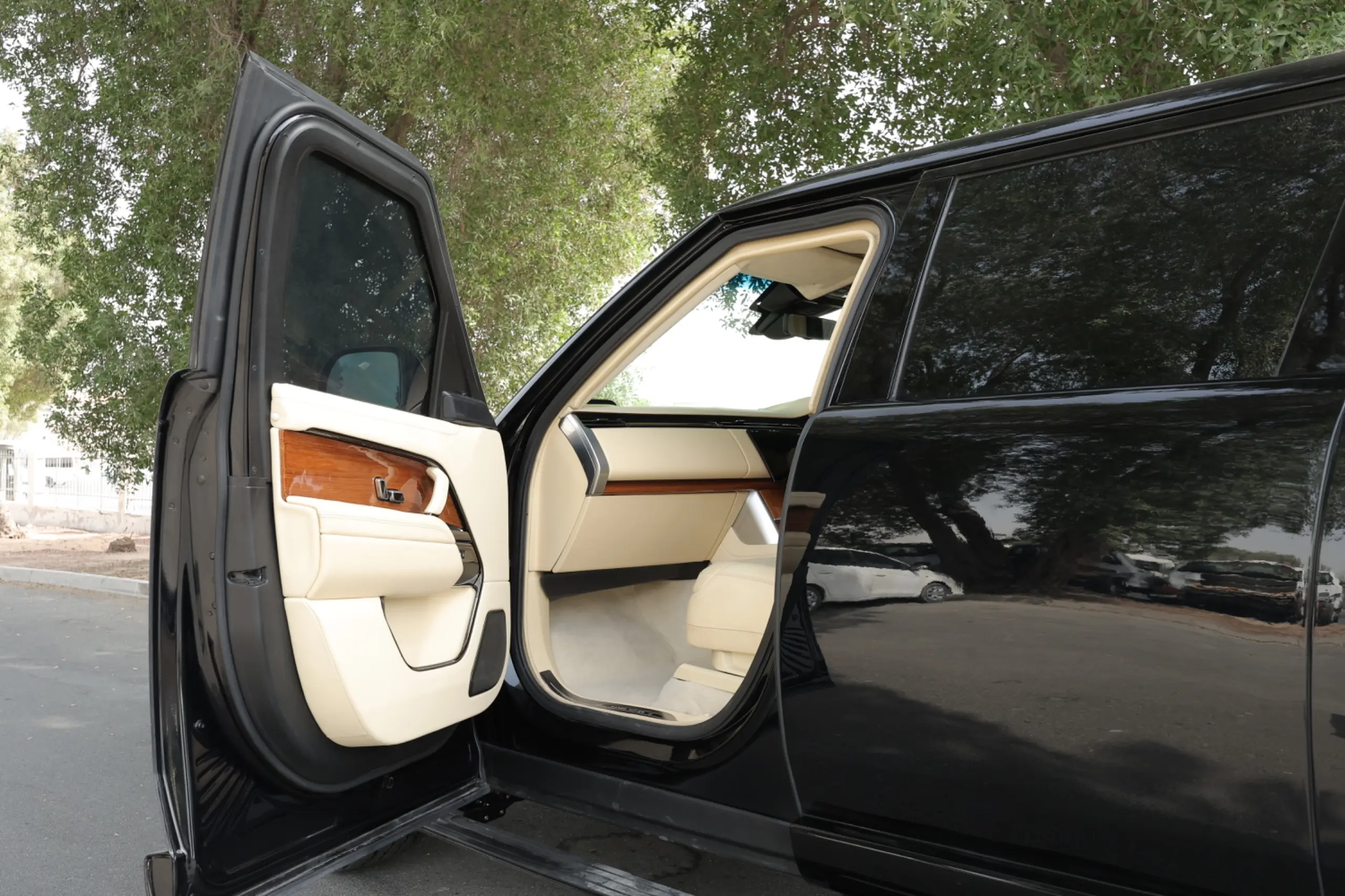 Range Rover 2024 Extended blindé - profil latéral, côté gauche, porte ouverte