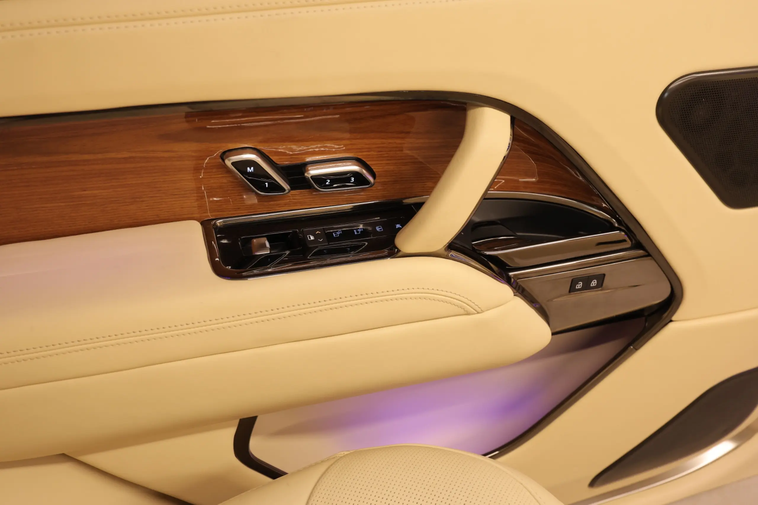 Range Rover 2024 Extended blindé - sièges passagers, porte ouverte
