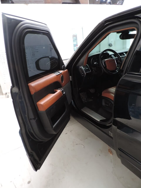 Range Rover Sport blindé - poste conducteur, porte ouverte, configuration tactique